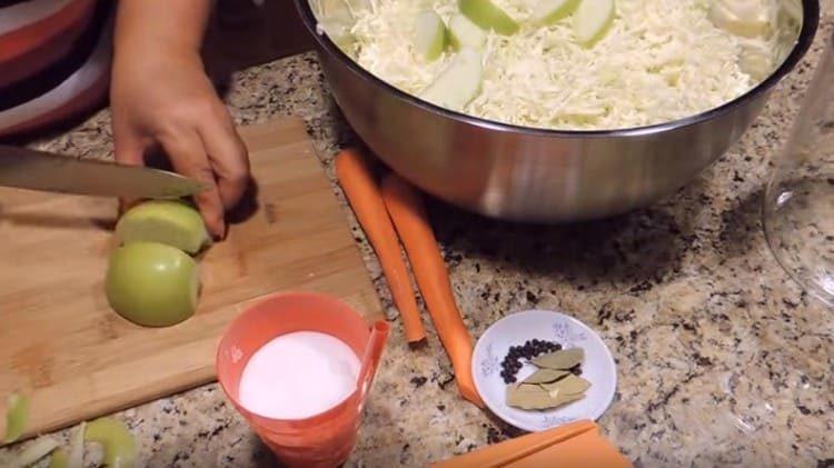 corta las manzanas en rodajas finas y agrégalas al repollo.