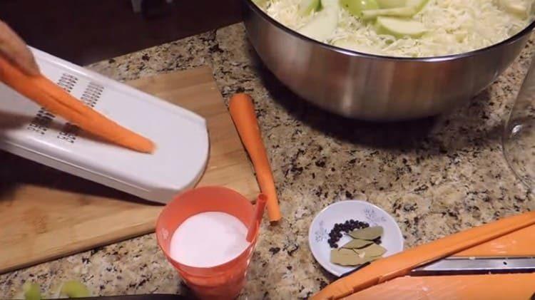 râper les carottes coréennes.