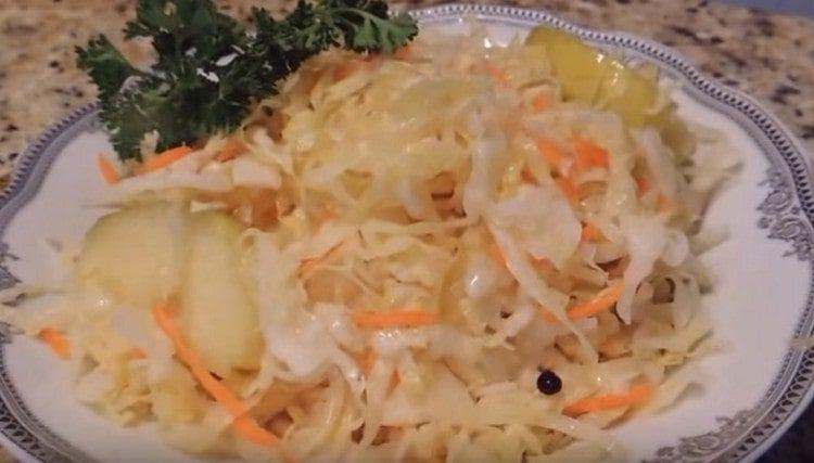 Sauerkraut with apples is very tasty.