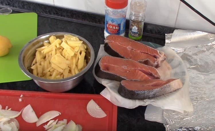 Couper les pommes de terre en lanières et l'oignon en demi-rondelles.