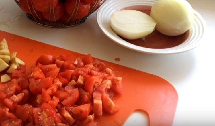 Couper les tomates en petits cubes.