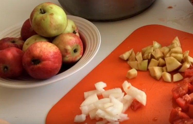 Couper les pommes en dés et hacher l'oignon.