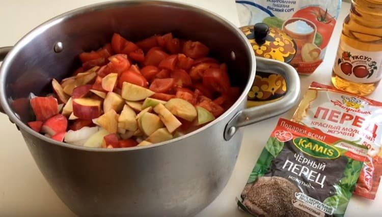 Nous mettons les légumes et les fruits dans une casserole et nous mettons à cuire.