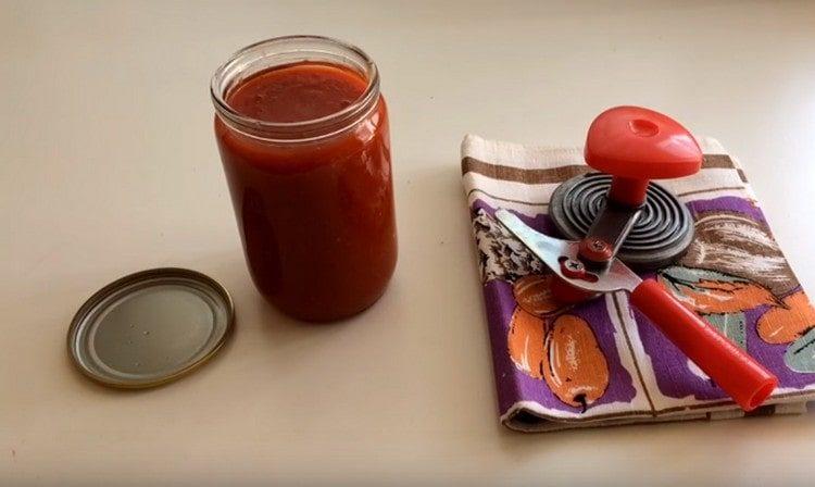 Nous versons du ketchup dans des pots stérilisés.