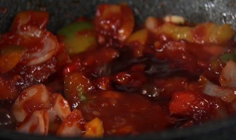 Add soy sauce and warm water to the pan to vegetables.