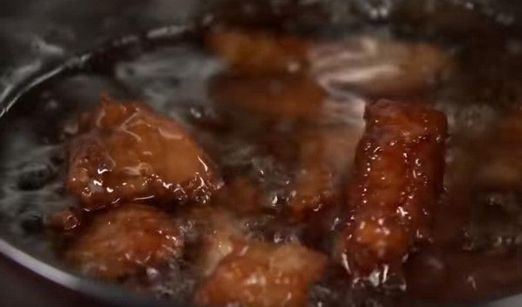 Nous réchauffons à nouveau la viande dans une casserole avec du beurre.