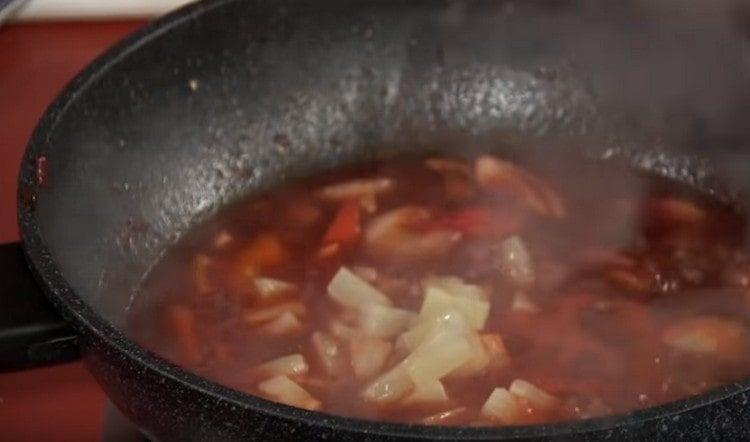 Add canned pineapples to the sauce with vegetables.