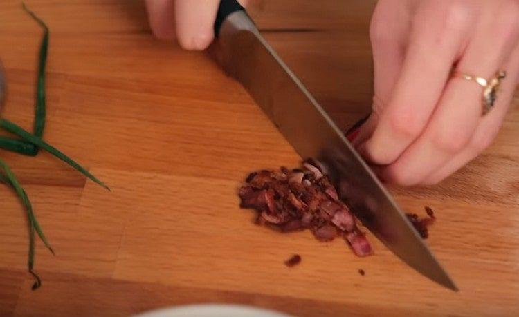 Finely chop the fried bacon.