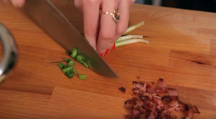 Grind a little green onion.