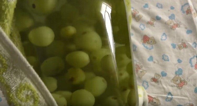 It's just that you can cook a delicious compote of grapes at home.