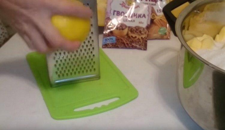 En un rallador fino frota la ralladura de limón.
