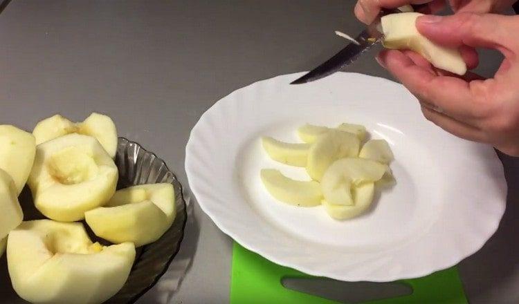 Pelar y cortar las manzanas en rodajas finas.