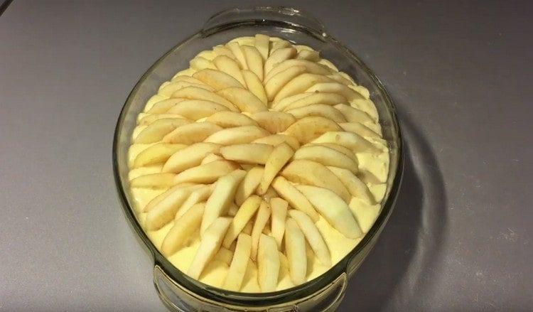Lijepo rasporedite jabuke na vrhu tijesta.