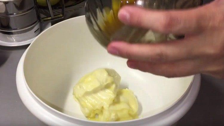 Pon mantequilla suave en un tazón