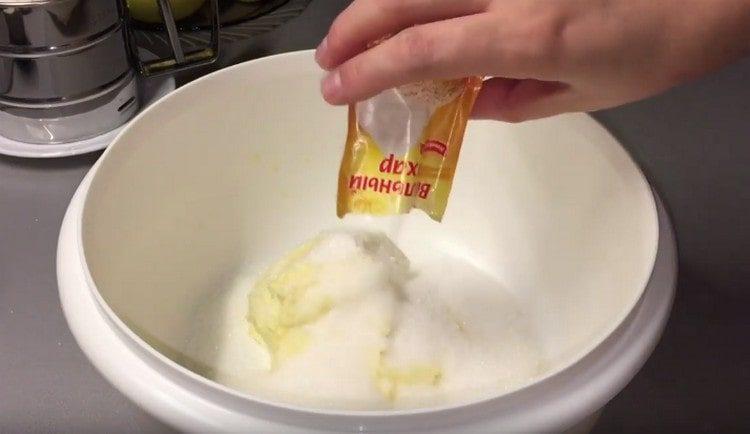 Agregue azúcar y azúcar de vainilla a la mantequilla.