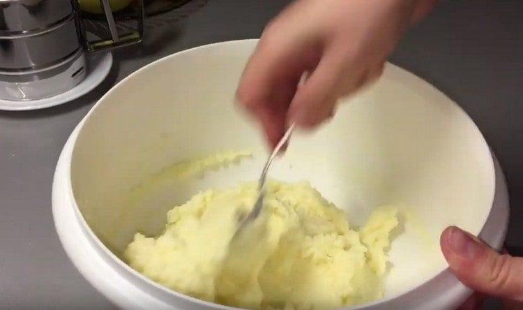 mezcla la mantequilla con el azúcar con una cuchara