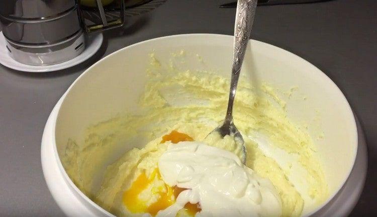 Add sour cream to the oil mass.