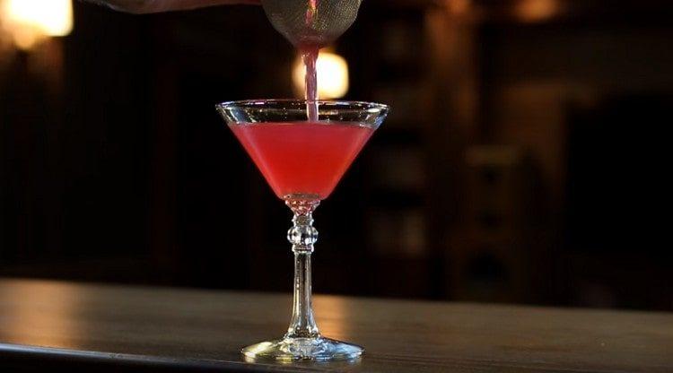 Après une passoire, versez le cocktail dans un verre.