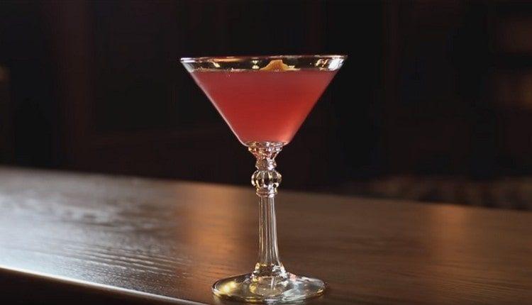 Mettez le zeste dans un verre et servez notre cocktail cosmopolite.