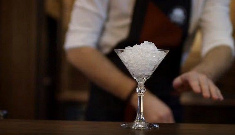 Nous remplissons le verre pour servir le cocktail avec de la glace.