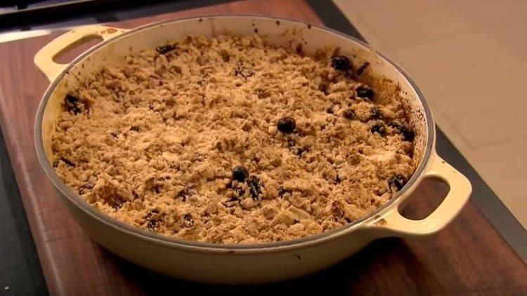 Sprinkle the apple mass with crumbs and send the crumble with apples to the oven.