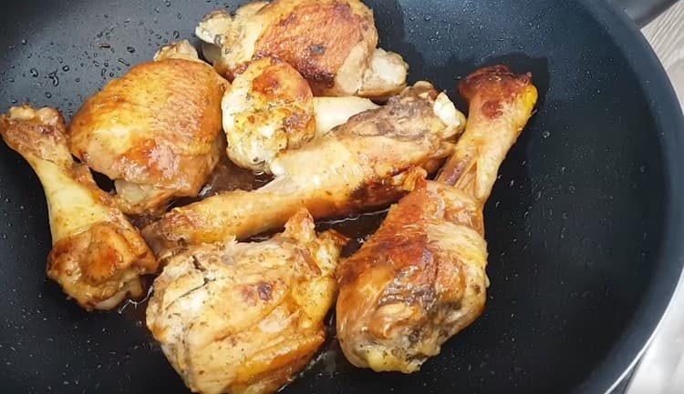 Fry the chicken slices in vegetable oil until golden brown.