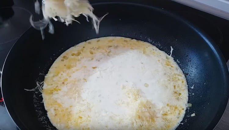 Agrega el queso rallado.