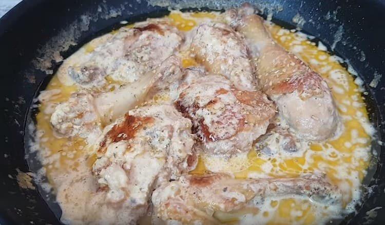 Untar trozos de pollo, estofado y pollo fragante en una salsa cremosa está listo.