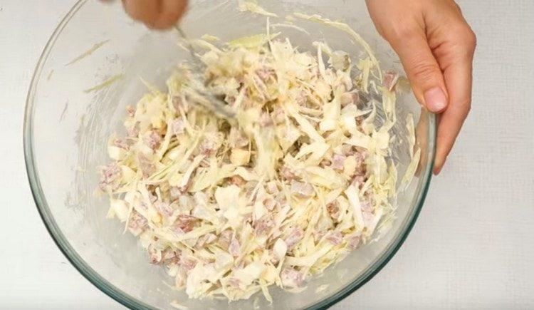 Remplir le remplissage avec de la mayonnaise et mélanger.