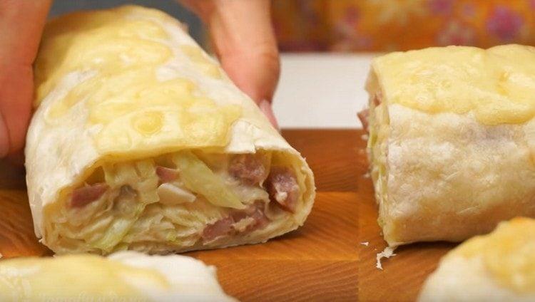 Pita kruh pospite sirom i pecite u pećnici, a zatim narežite na porcije.