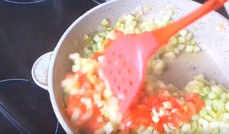 Dodajte rajčicu i češnjak povrću, promiješajte.