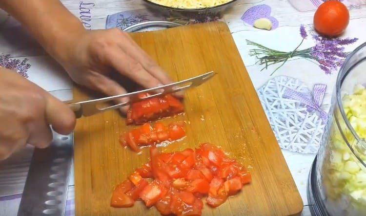 couper la tomate en dés.
