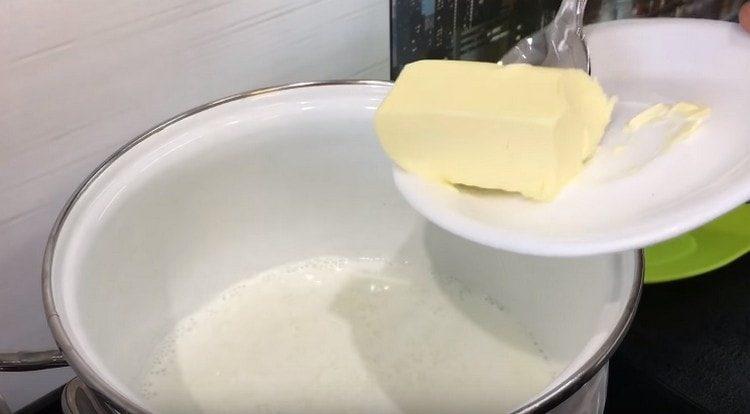 Derrita la mantequilla en leche caliente.