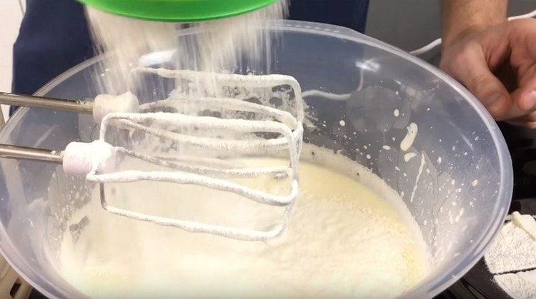 Tamiser la farine avec la levure chimique dans la pâte.