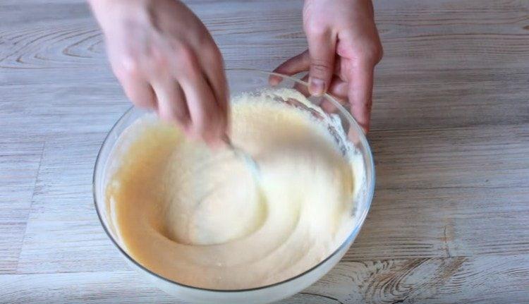 Mélangez bien la pâte et laissez la semoule gonfler.