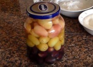 A simple recipe for pickled grapes: step by step photos, useful tips.