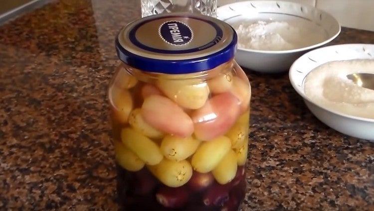 This recipe will help you prepare delicious pickled grapes.