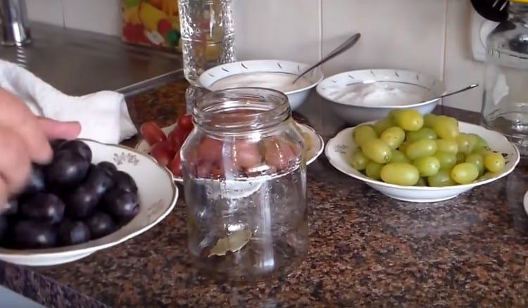 In the jar we lay cloves, peppercorns, bay leaf.