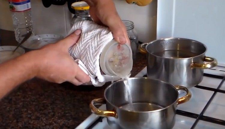 Drain the water from the grapes into a saucepan.