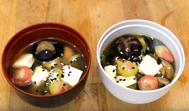 Au moment de servir le miso, vous pouvez saupoudrer la soupe de graines de sésame.