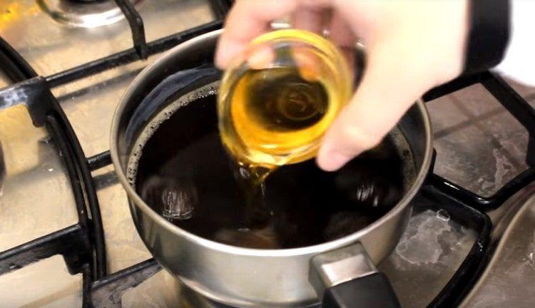Ajouter l'huile de sésame, la sauce soja et les huîtres au bouillon de champignons en ébullition.