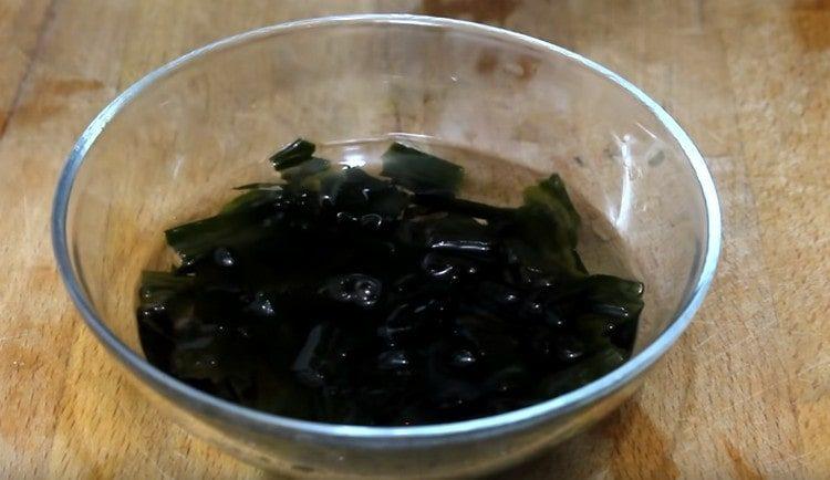 Natopite alge u vodi, a zatim izrežite.