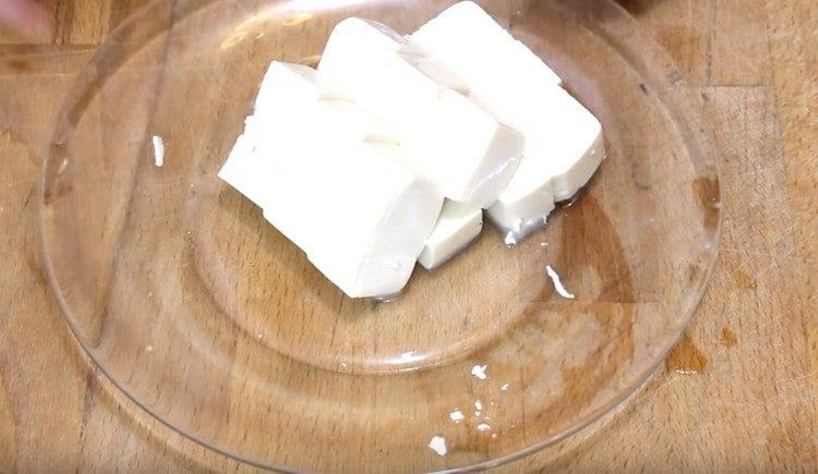 Couper le tofu en dés.