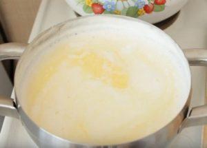 Preparamos sopa de leche rápida y sabrosa con fideos de acuerdo con una receta paso a paso con una foto.