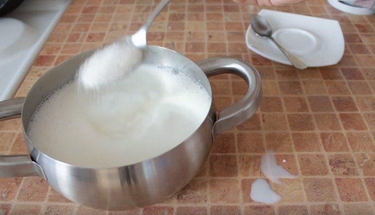 Agregue azúcar y sal a la leche con agua.