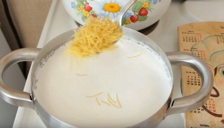 pour vermicelli into boiled milk.