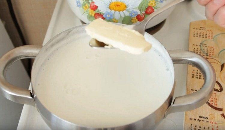 En una sopa prácticamente lista, agregue un trozo de mantequilla.