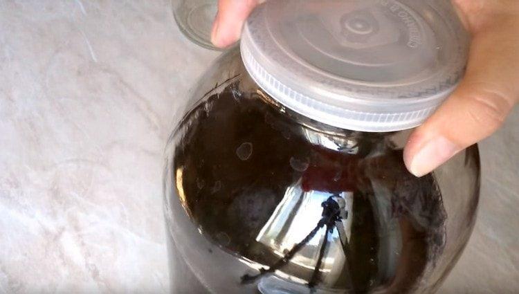 Fill the jar with water, cover and shake.