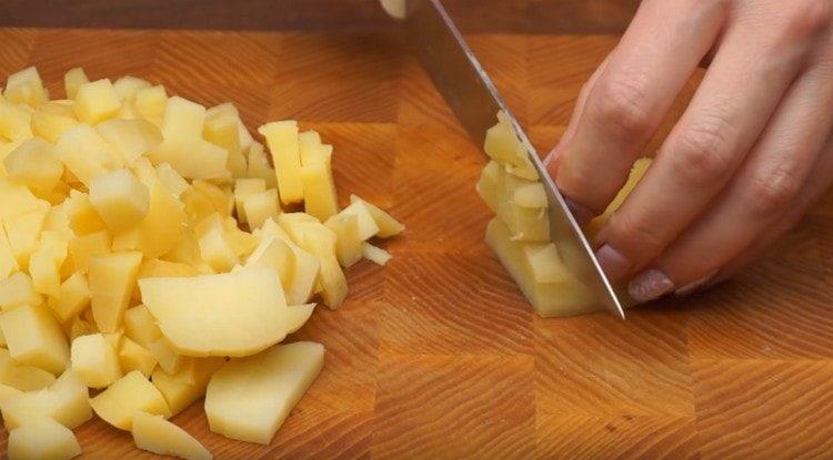 Kuhani krumpir narežite na kockice.