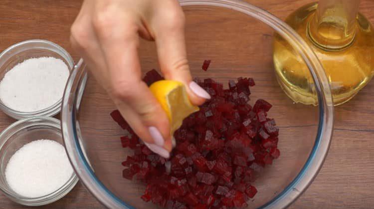 Pour the beets with lemon juice.